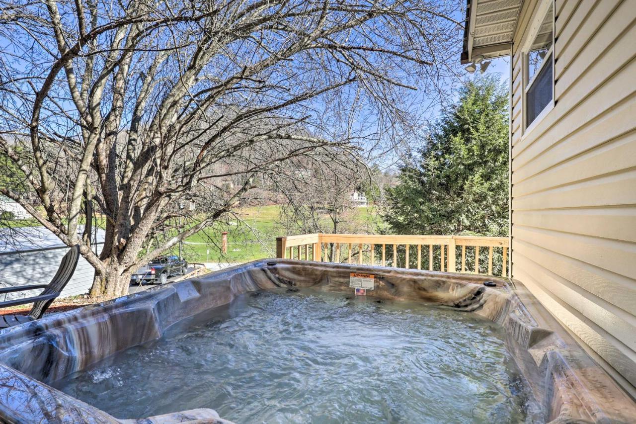 Hot Tub And Fire Pit At Luxe Blue Ridge Bungalow Villa Vilas Exterior photo